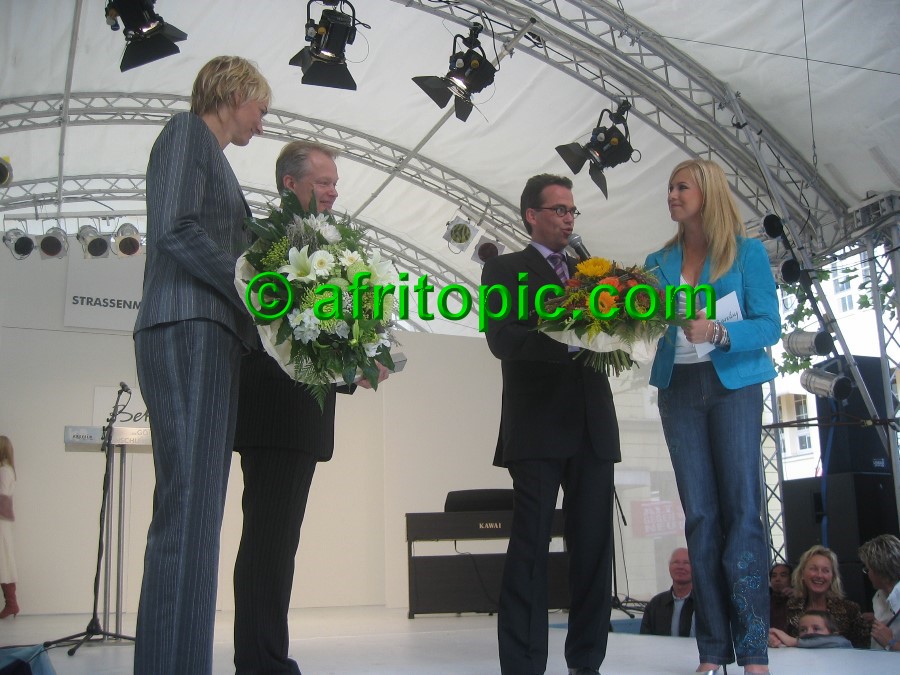 ../Images/Krefeld-Strssenmodenschau-2005 130.jpg